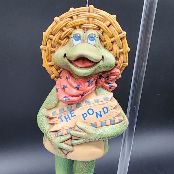 Frog Figurine Holding "The Pond" Sign With Wicker Hat & Scarf Resin Hanging Wind - Picture 2 of 6